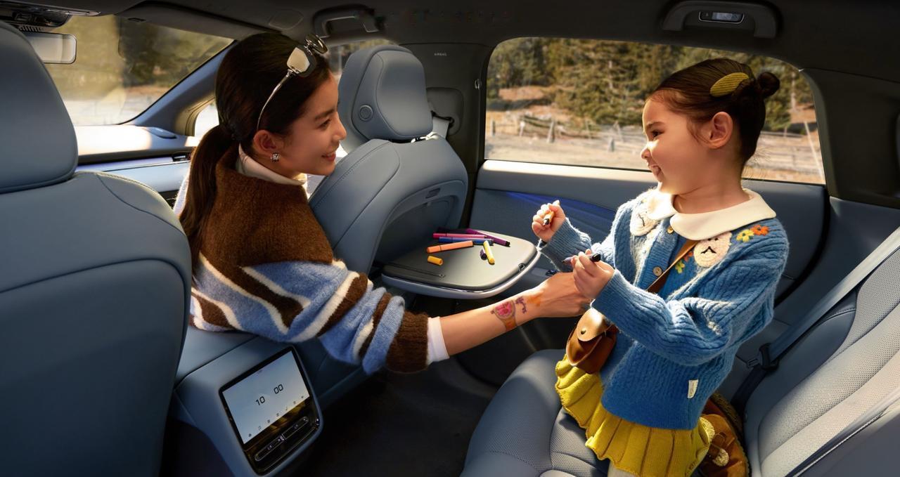 现在电动汽车一方面是卷续航里程，一方面是卷充电速度，如果将这两项优势合二为一呢？