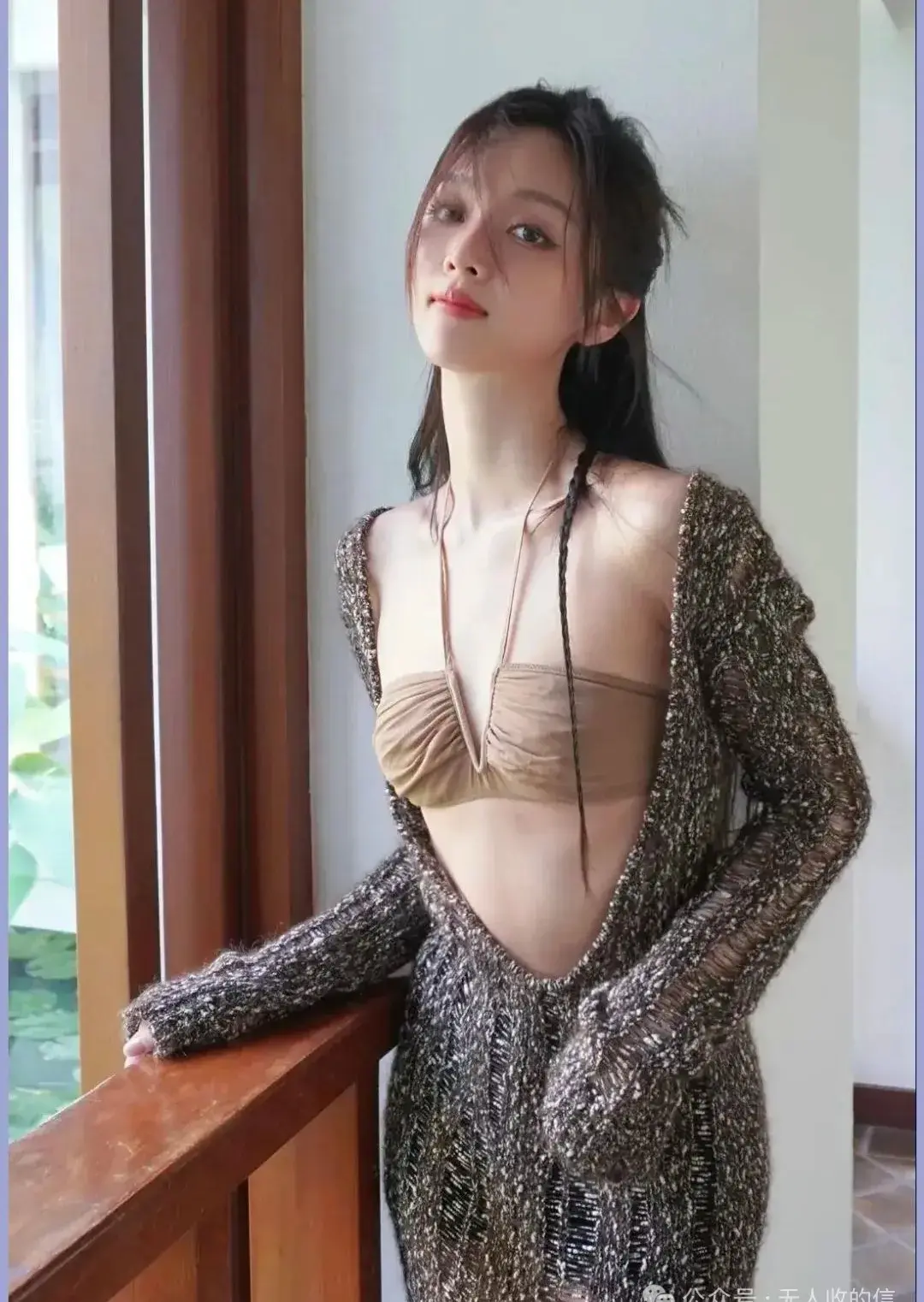 吴宣仪，好怕衣服掉下来