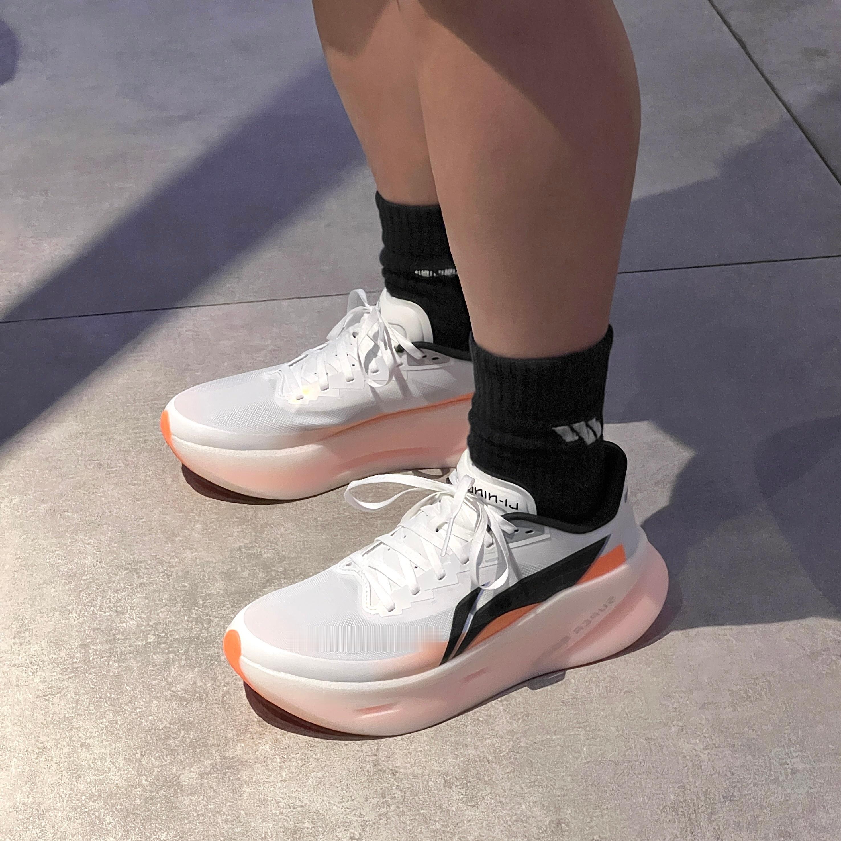 朋友们 听我一句劝：放下酒杯，走出酒吧，读几页自己喜欢的书，出门去阳光里走走，要