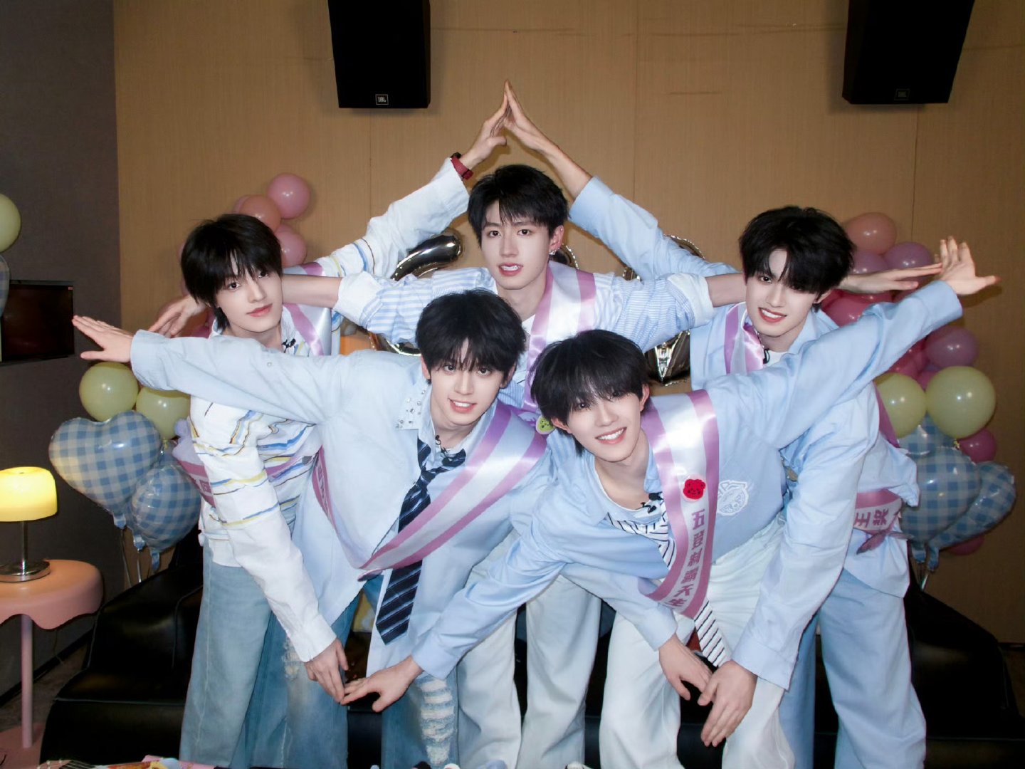 登陆少年复刻18年初舞台登陆少年回忆杀五登们在物料里复刻18年的初舞台，完全是回