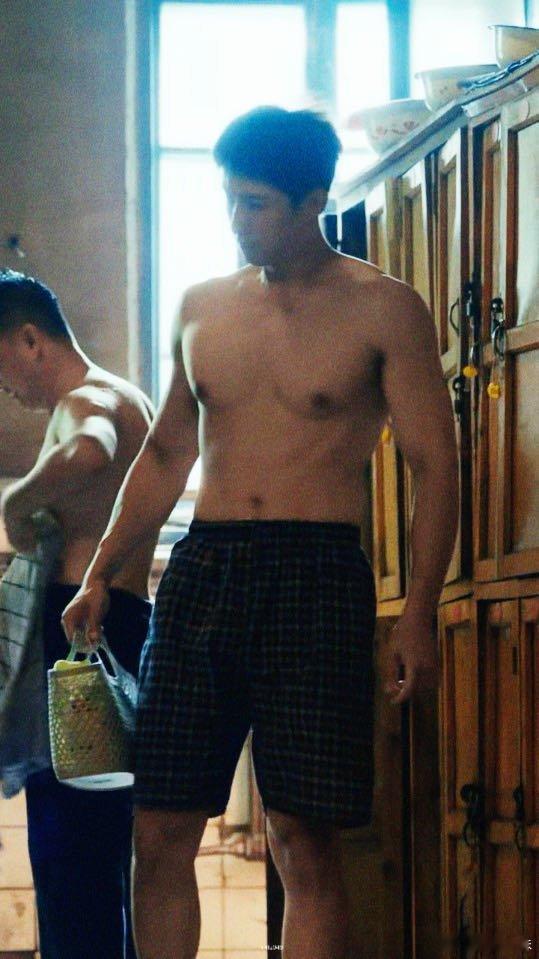 黄景瑜让我刚复工就吃这么好 谁还没被张小满这段惊艳到！上身线条太绝，体态有型又舒