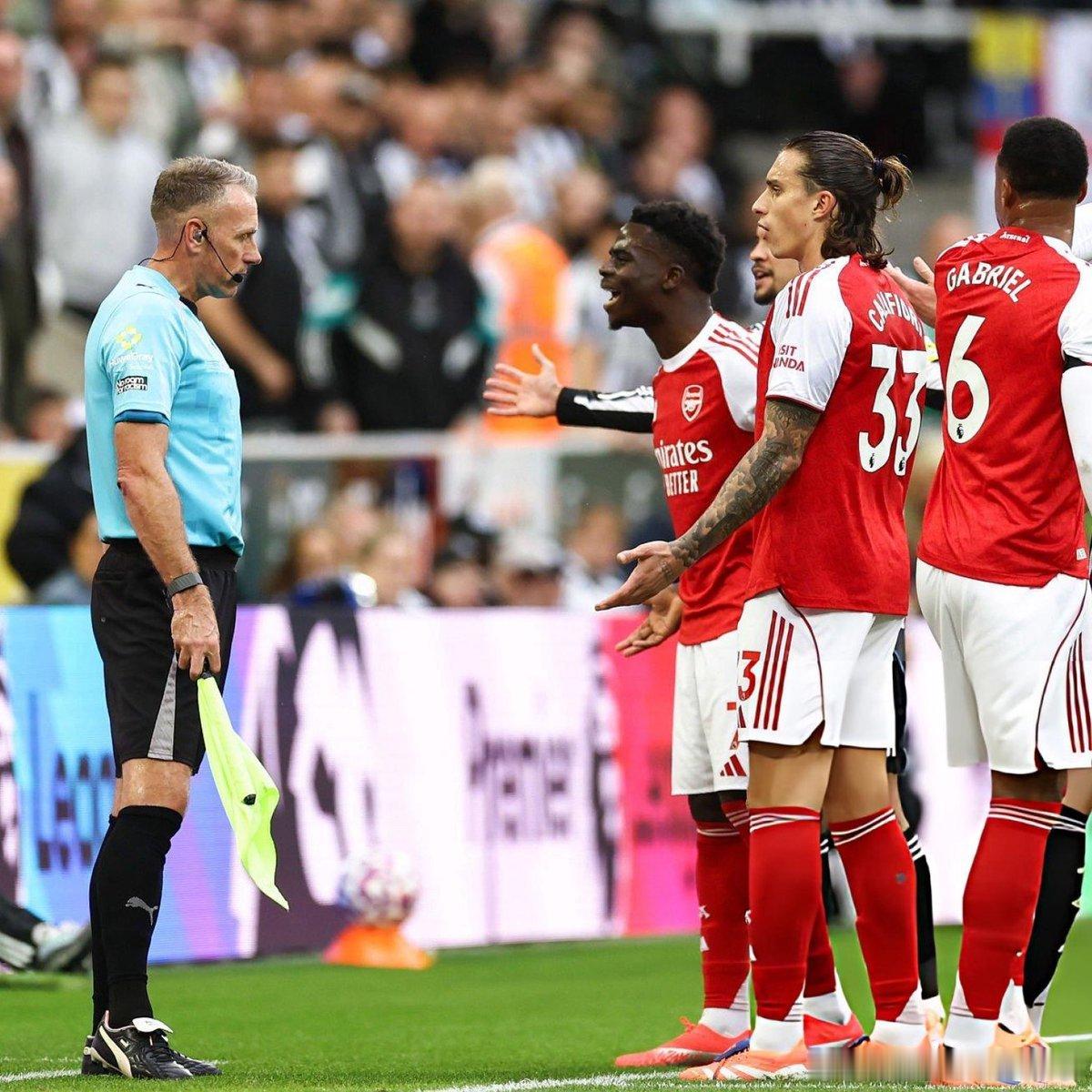 镜报：在上赛季多场关键比赛因红牌付出代价后，阿森纳本赛季有意识地加强了场上纪律。