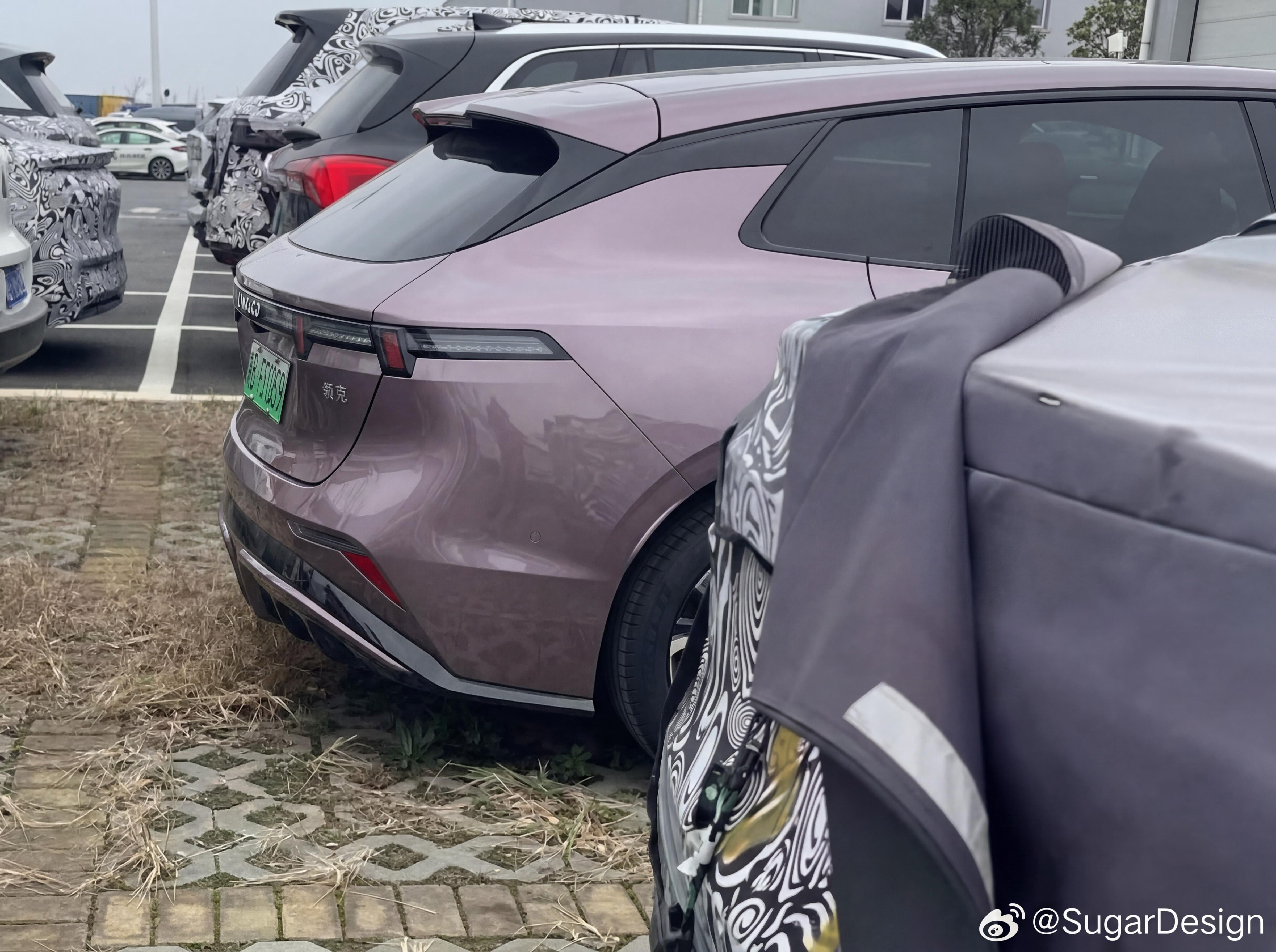 我觉得ai你有些过分了你怎么还生成拍摄者的倒影啊？很多细节都是ai自己添进去的暂