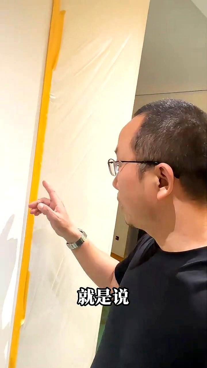 5毫米盖墙，老王把开裂的钱提前赚了。
柜子跟墙开裂是通病，根源是木头和水泥伸缩不