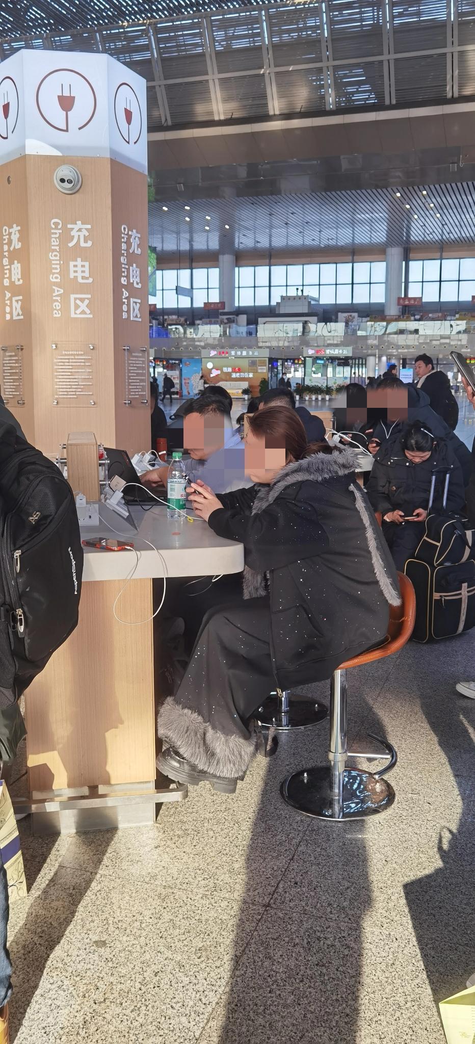 高铁站候车室里的充电区，一处非常人性化的设计。

今天（1月9日）从南京禄口机场
