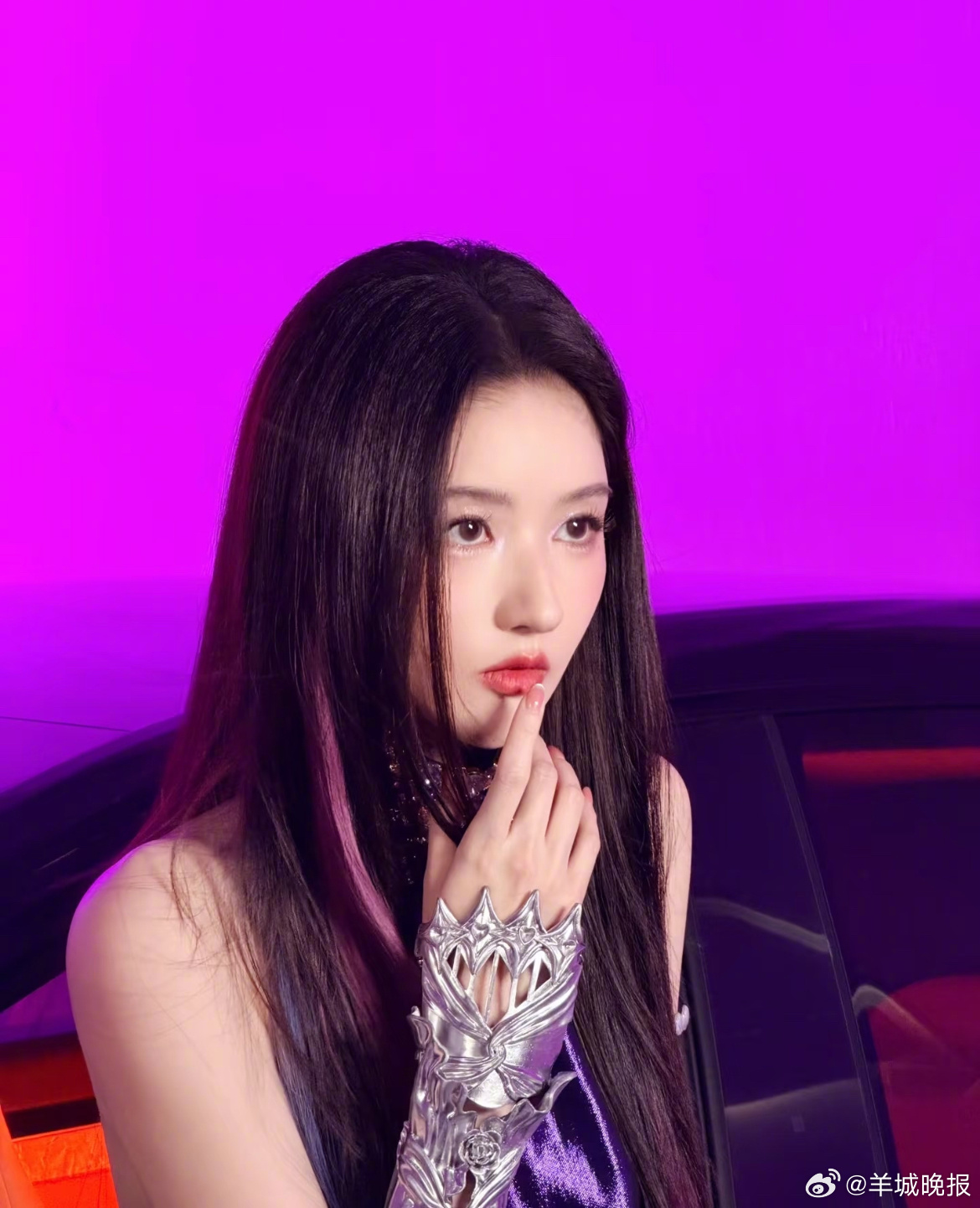 【灵动的颜色点缀在发间，你pick谁的挑染造型？】如同将星光与晚霞揉进温柔的发梢