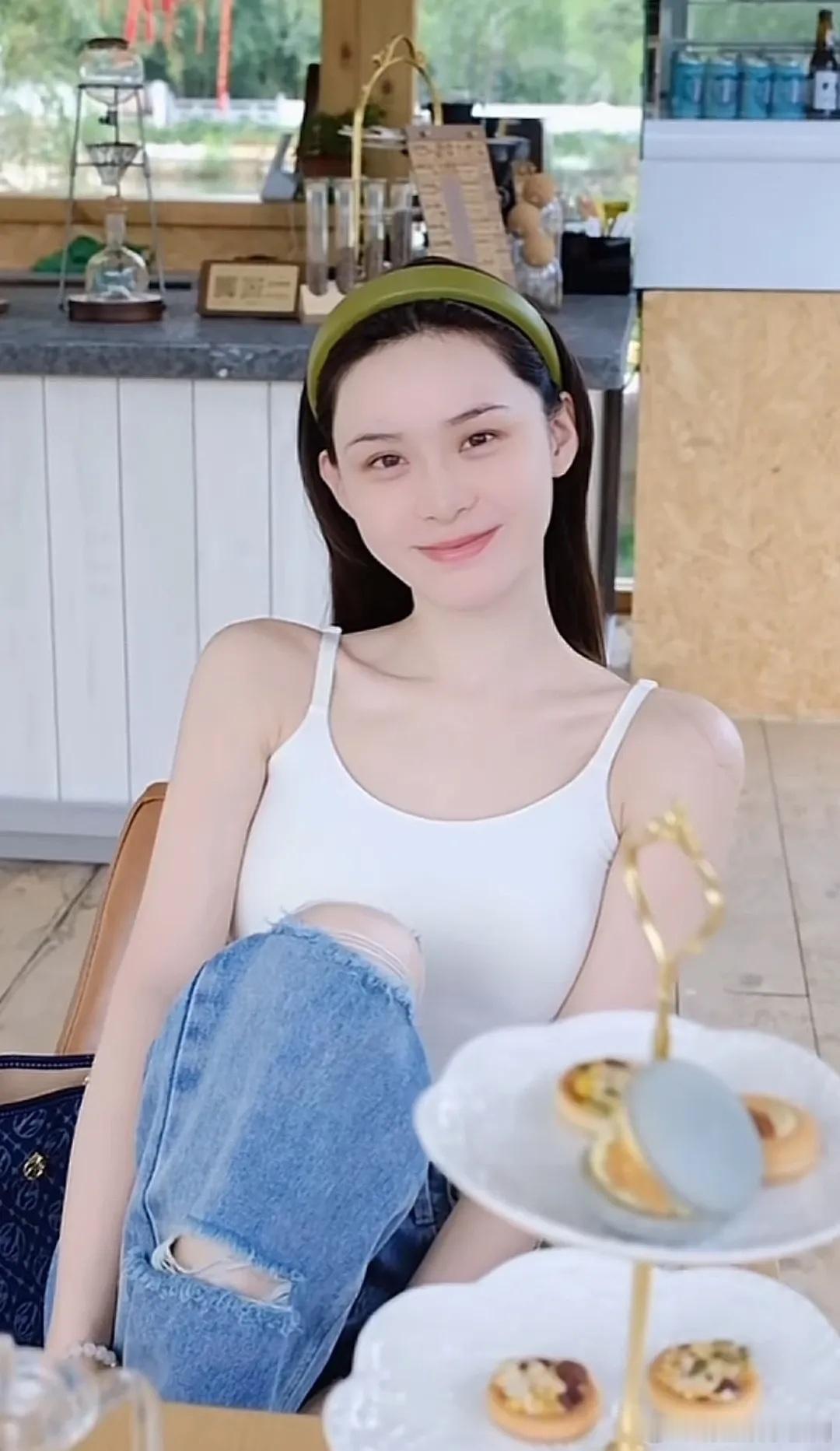 张颖颖说自己保险柜有五部手机，在线霸气喊话对方：说了别惹我，三年了还惹我？这姑娘