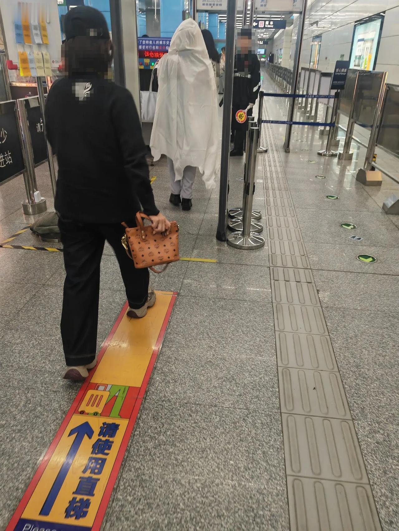 这是什么衣服，有认识的吗？