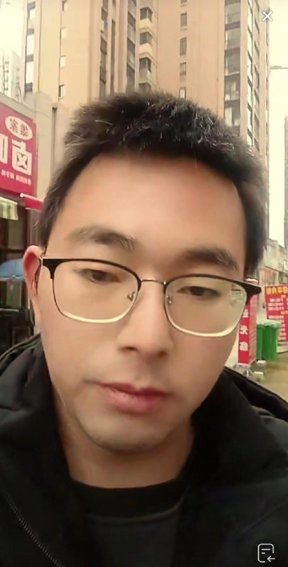 胡龙回家了，贫穷的那扇大门为他敞开着，但是只要努力，总会有光照进来，有好心的网友