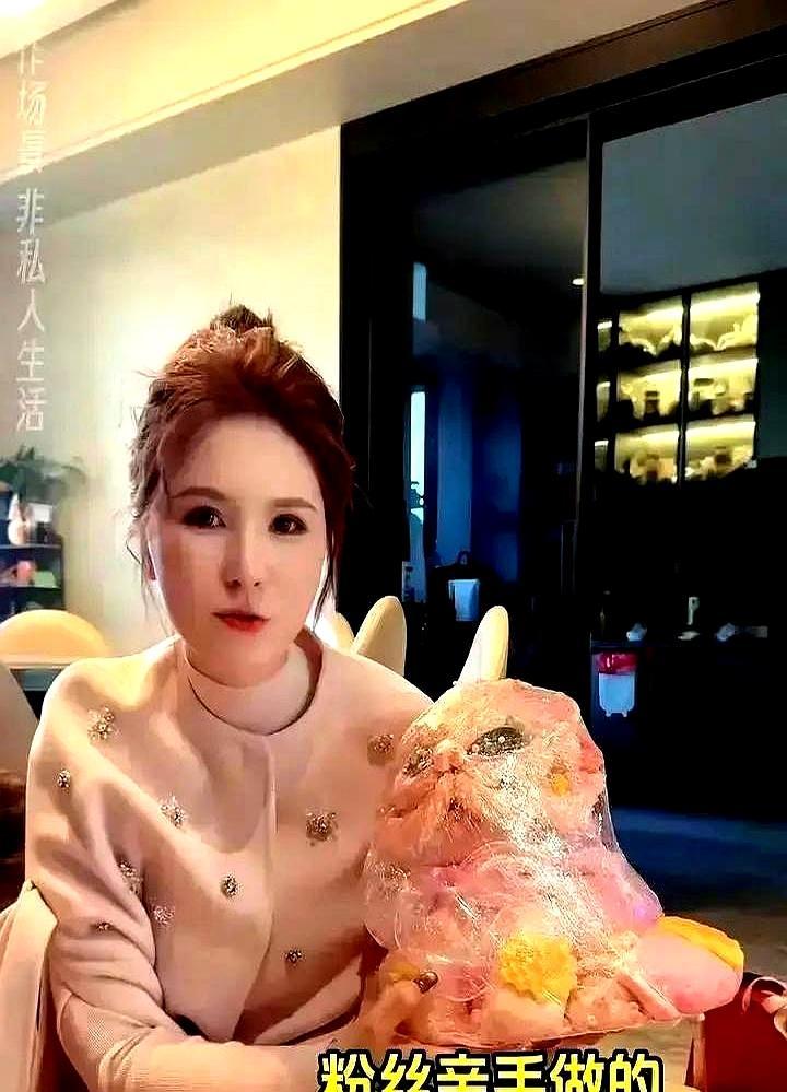 就因为一句“红包AA”，直播间的老婆黑着脸走了。
 
路哥还在对着镜头卖电饭煲，