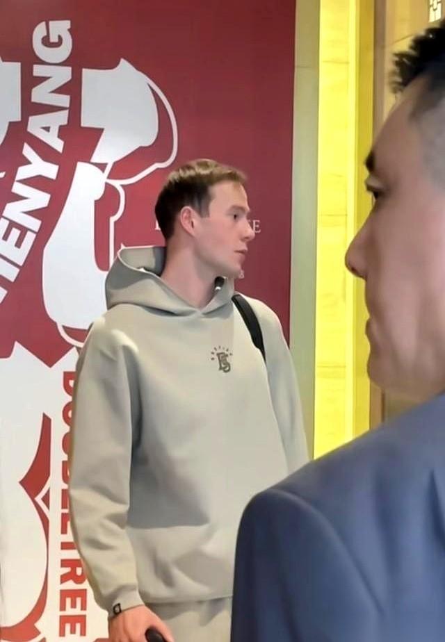 新疆队这外援，真是开了眼了。
球砸过来，他下意识一躲，人高马大一个中锋，愣是让球