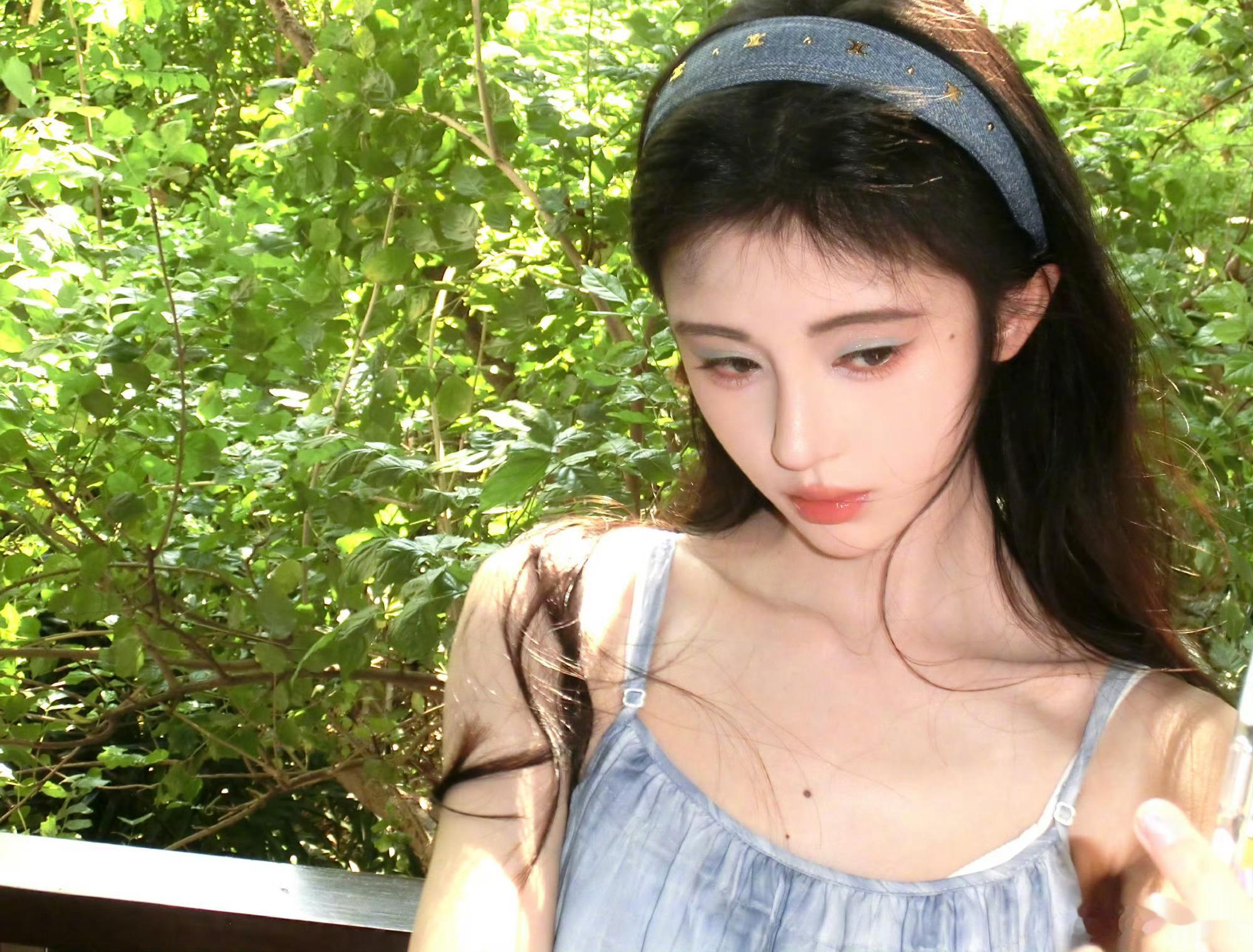 鞠婧祎稀有图 夏日感礼拿 