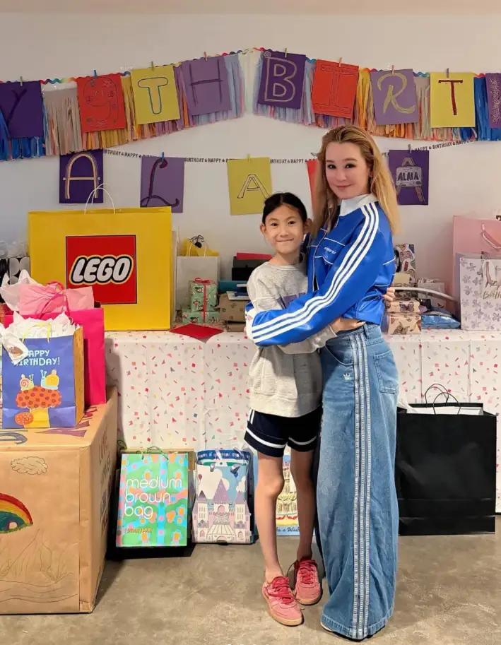 陈冠希的女儿感觉更像她妈妈，没有她爸爸颜值高。