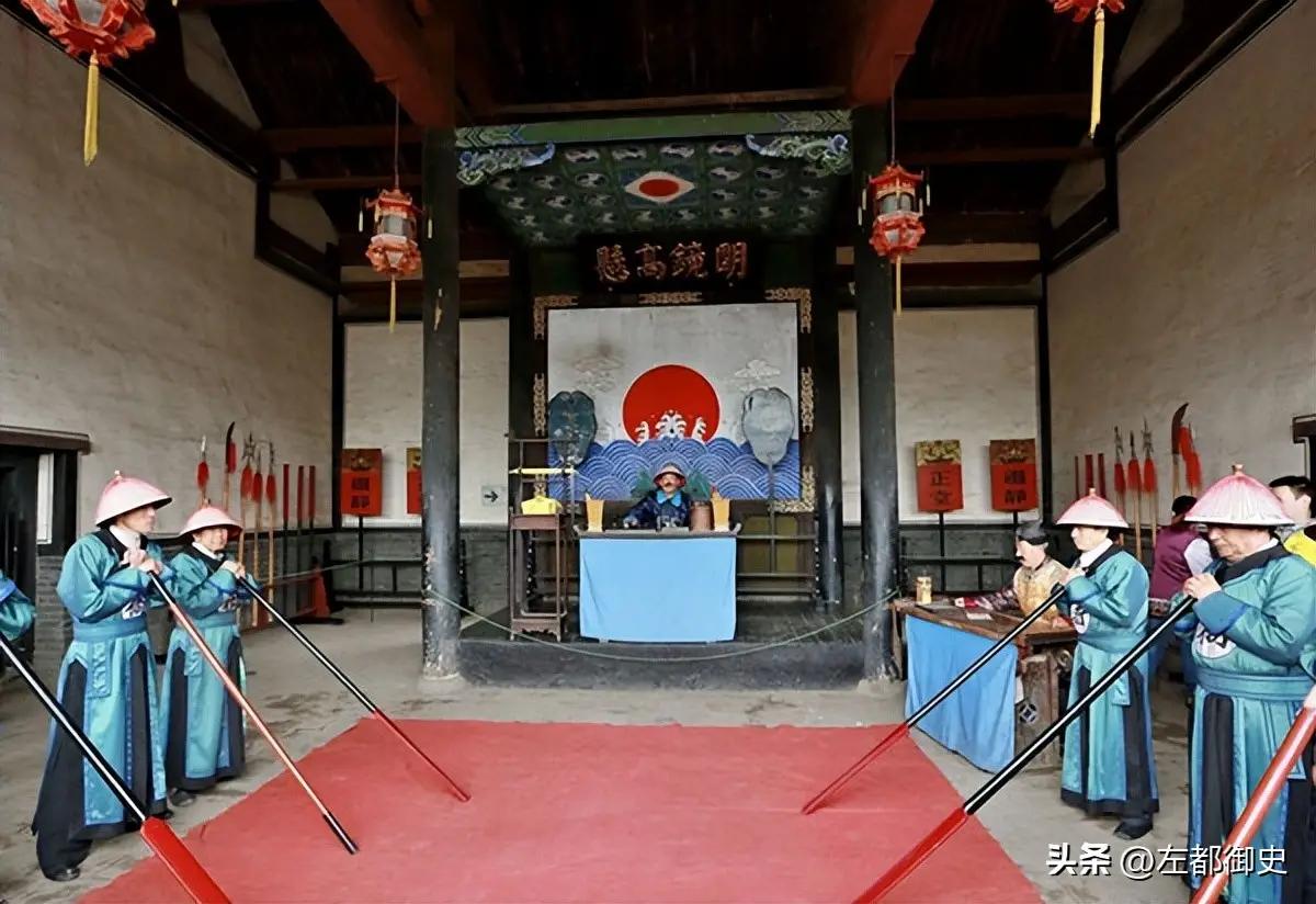 古代一个县只有十几个人，如何管得了那么多百姓？

清朝1300多个县，绝大多数在