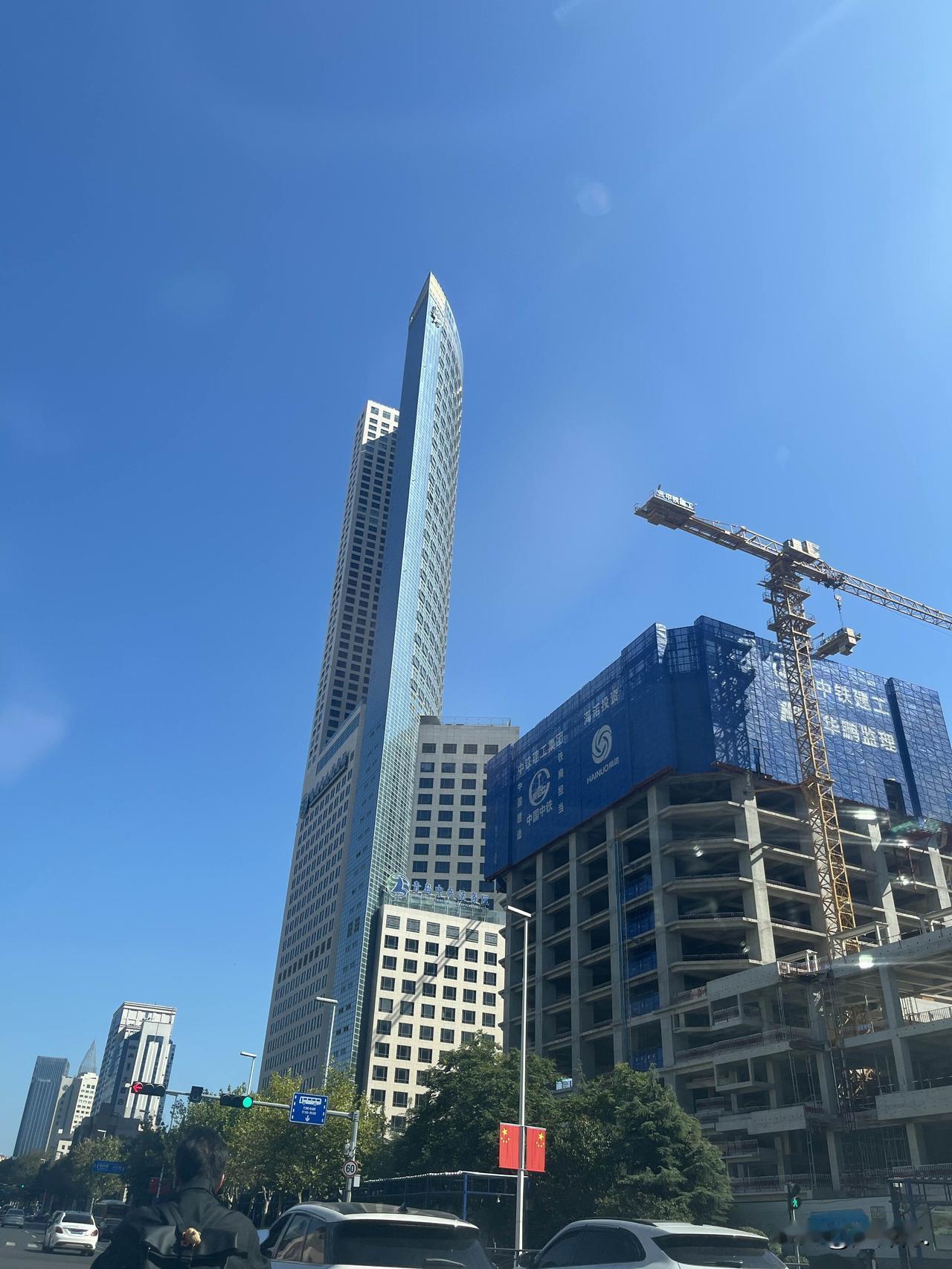 市南香港中路附近，著名的“刀片楼”，囤的公寓卖完了吗？

听说这几年营销团队换了