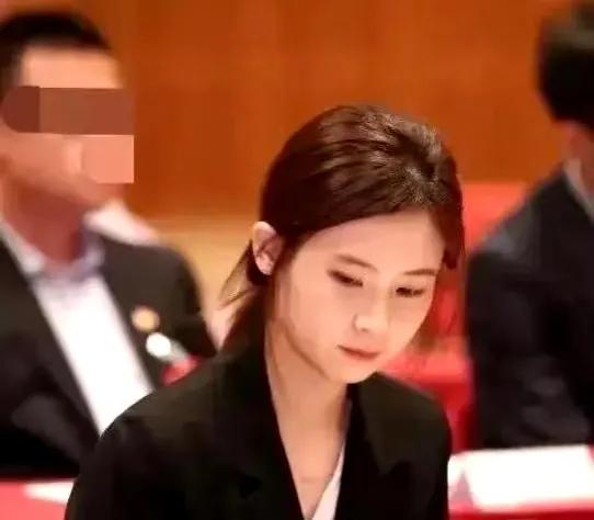 原中国银行行长父子俩同时看上的女人。第一张看着还行，第二张也就一般，可能有什么特