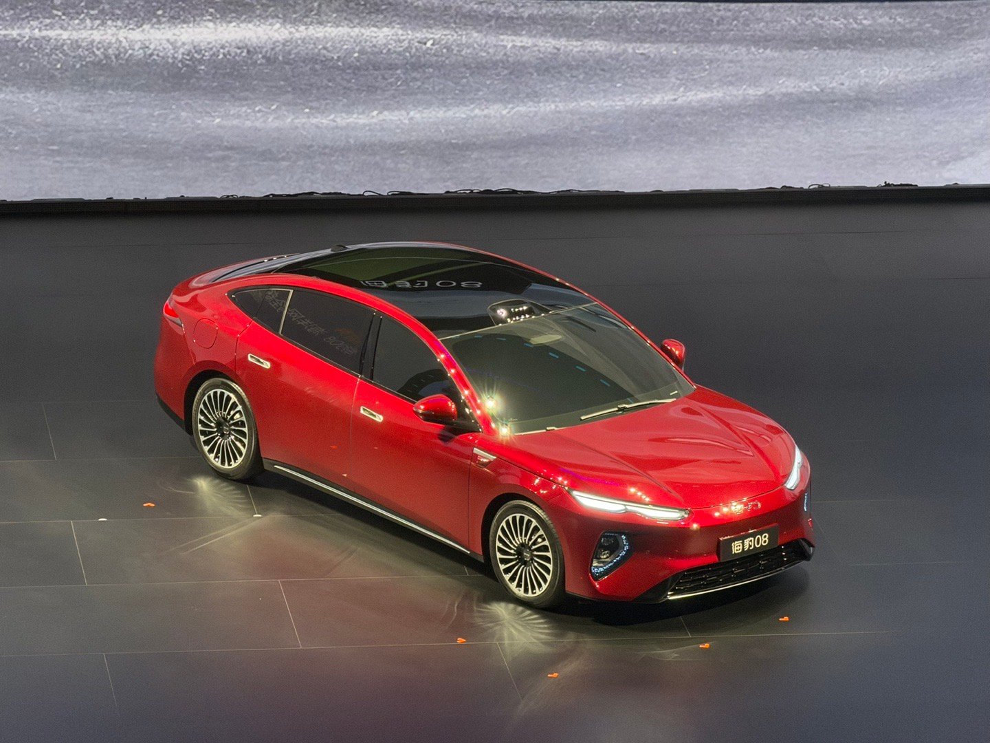 D级SUV大唐全球首发亮相 第二代刀片电池+闪充，950km续航+3.9秒破百，