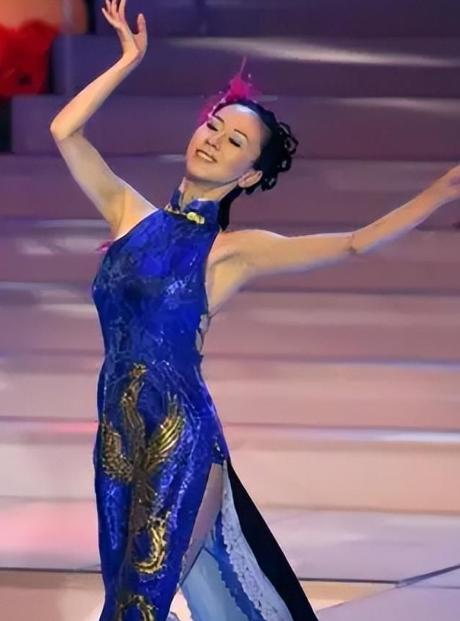 2002 年，她拍了中国第一本人体写真，三天卖光一万册。热搜干到日均 10 万次