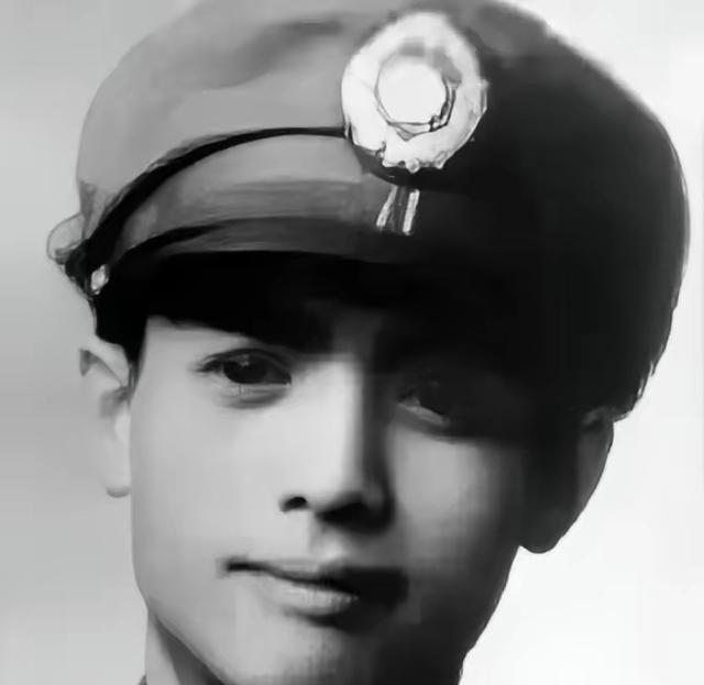 1949年，长子被当作人质带往台湾地区，这位国民党中将仍然选择留下，最终率部走向