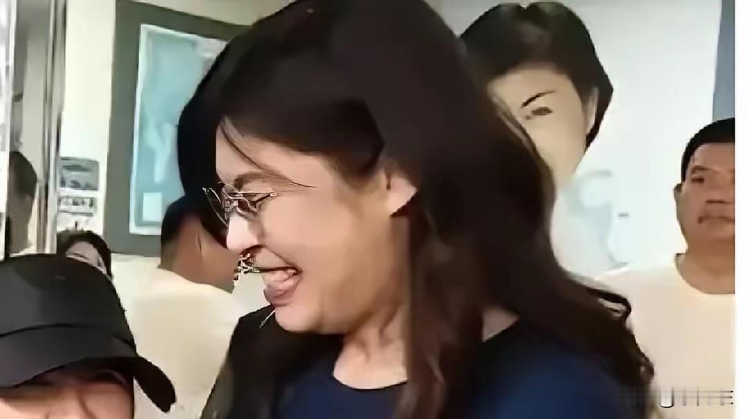 喊着要“手撕解放军”的激进少女，去了一趟大陆，居然把绿营的底裤给扒了！
这剧情，