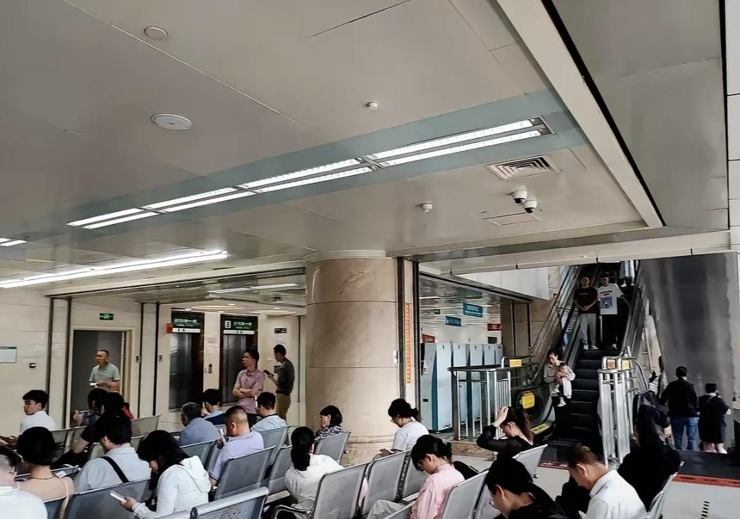 最近南方医科大学附属医院开始清退硕士学历的医生，第一个被裁的就是在消化科干得热火