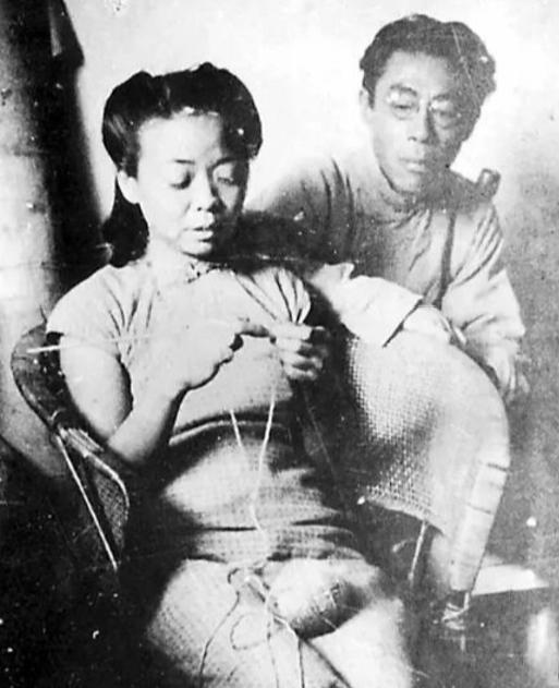 1922年，闻一多在父母强行施压下，迎娶了从未谋面的远房表妹高孝贞。洞房之夜，闻