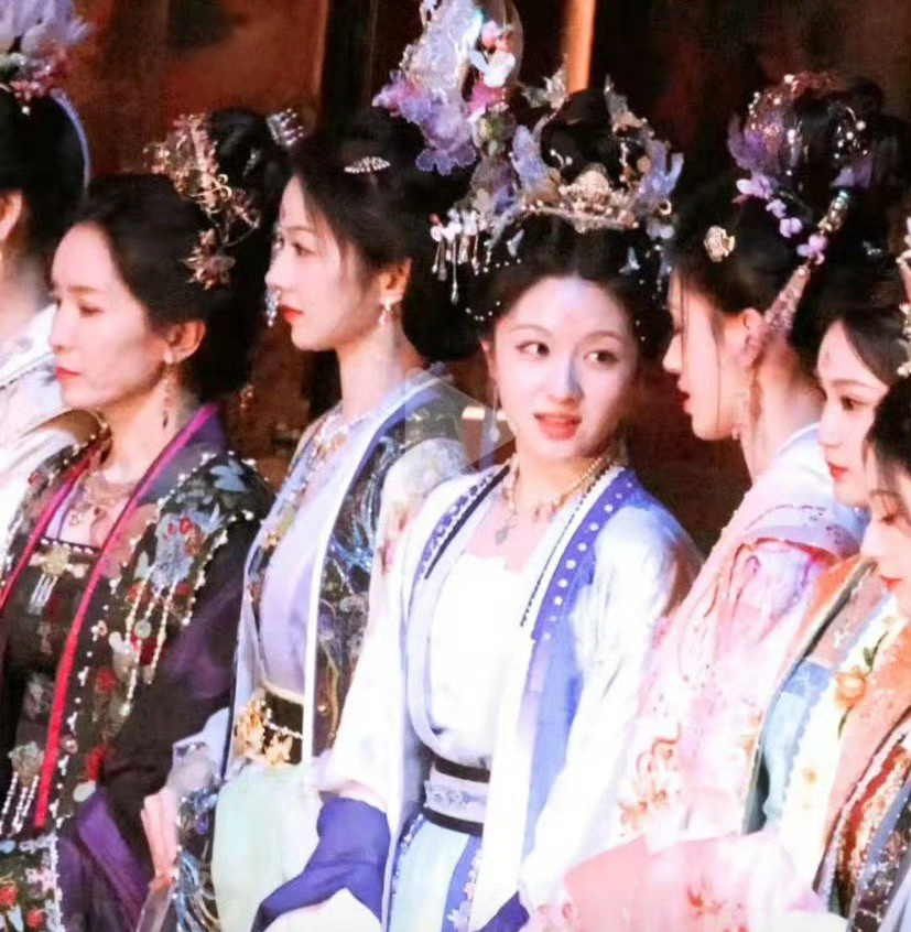 李兰迪这句是在出演七仙女吗？这服装也太花哨了吧？ ​​​