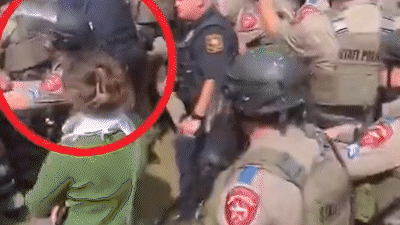 美国军警冲进校园，并且对反以学生开枪射击了，只不过用的是橡皮子弹，另外还有催泪瓦