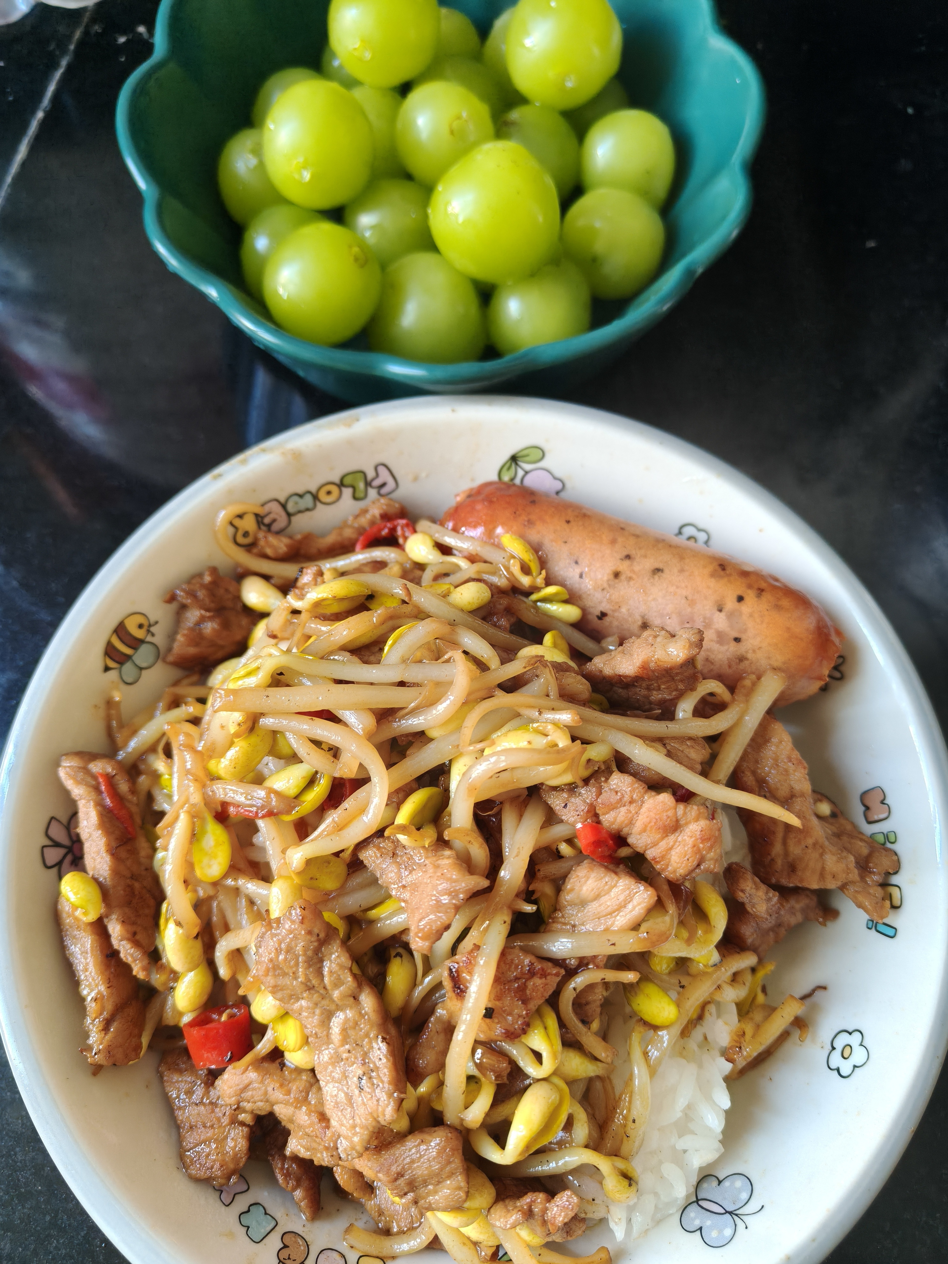 豆芽炒肉盖个饭+一根预制烤肠[doge] ​​​