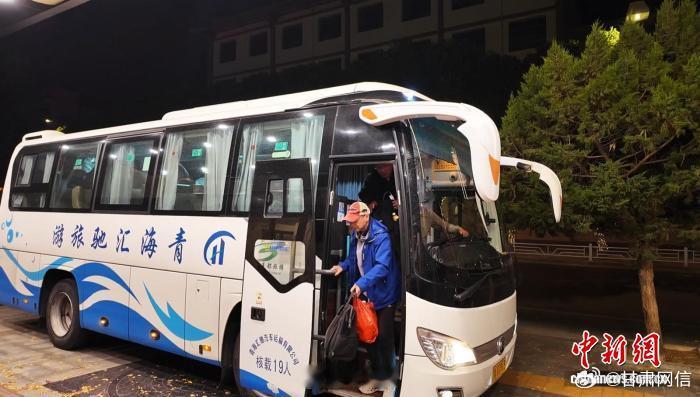 甘肃敦煌为避险游客搭起安心港湾青海海西 6.3 级地震发生后，余震不断，青甘大环
