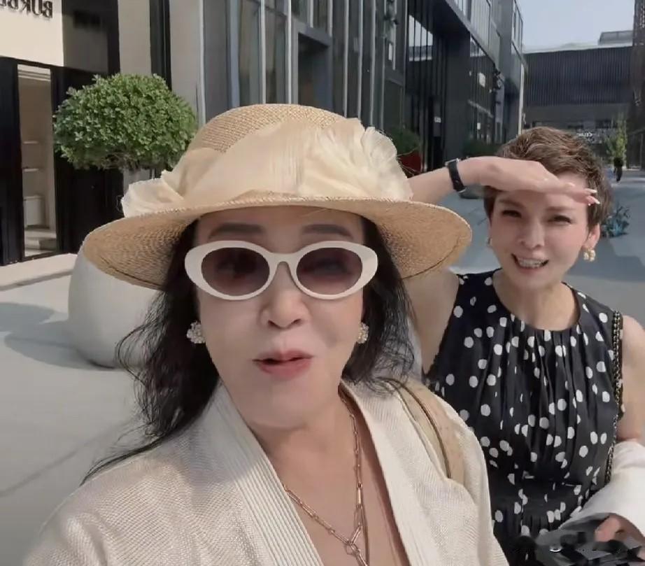 玥儿放暑假回北京，兰姐第一时间带着她去三里屯逛街，还特意约上洋洋总和女儿一起。两