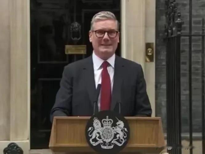 英国对俄罗斯表现出强烈的敌视态度，并非单一原因所致，而是历史宿怨、现实地缘政治战