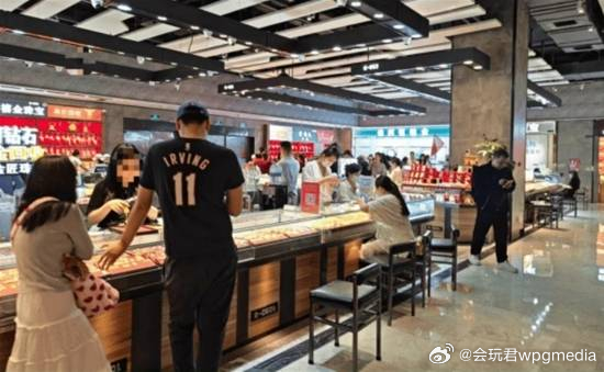 金饰价格跌下1400元 有金店老板劝大家别当韭菜据央视网报道，过去一周，现货黄金