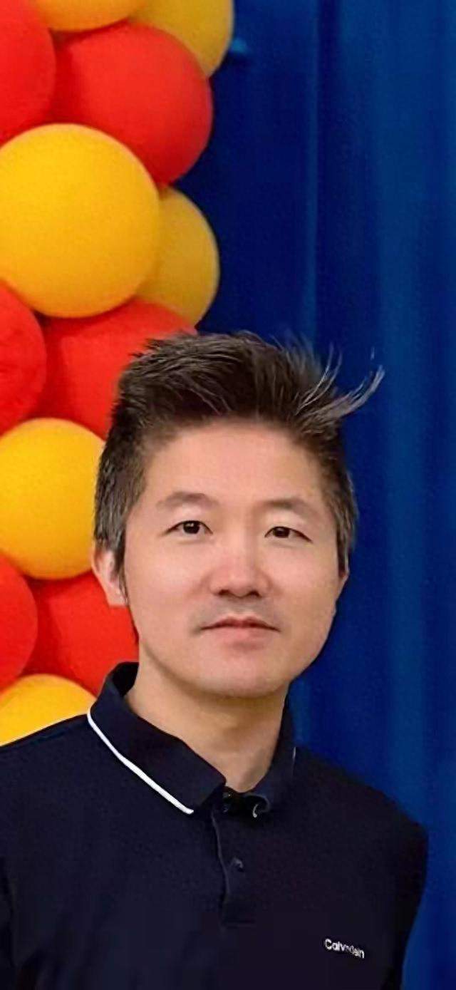 国内风光无限，客死异国车内，背后真相引人深思