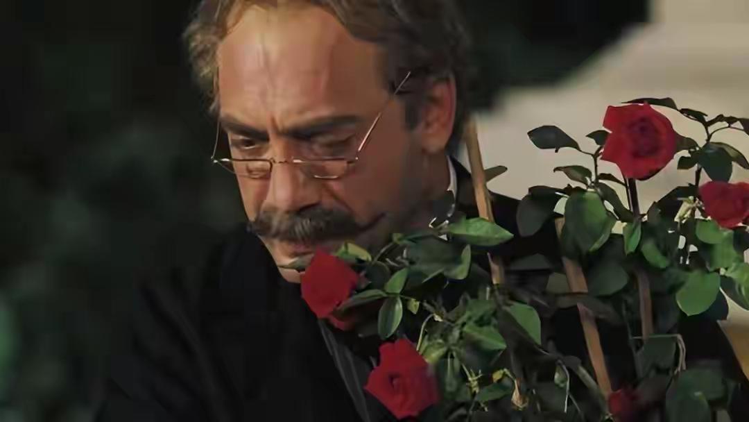 他死在了黎明的前夜。
死亡的消息传来的时候，
令人无比心痛。
宁静的日子，
多了