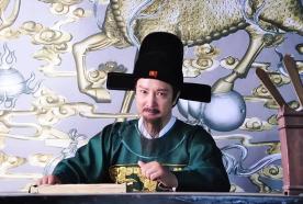 古代洞房之夜，新娘子不上床休息，却只坐在椅子上，一言不发。新郎询问：“娘子这是何