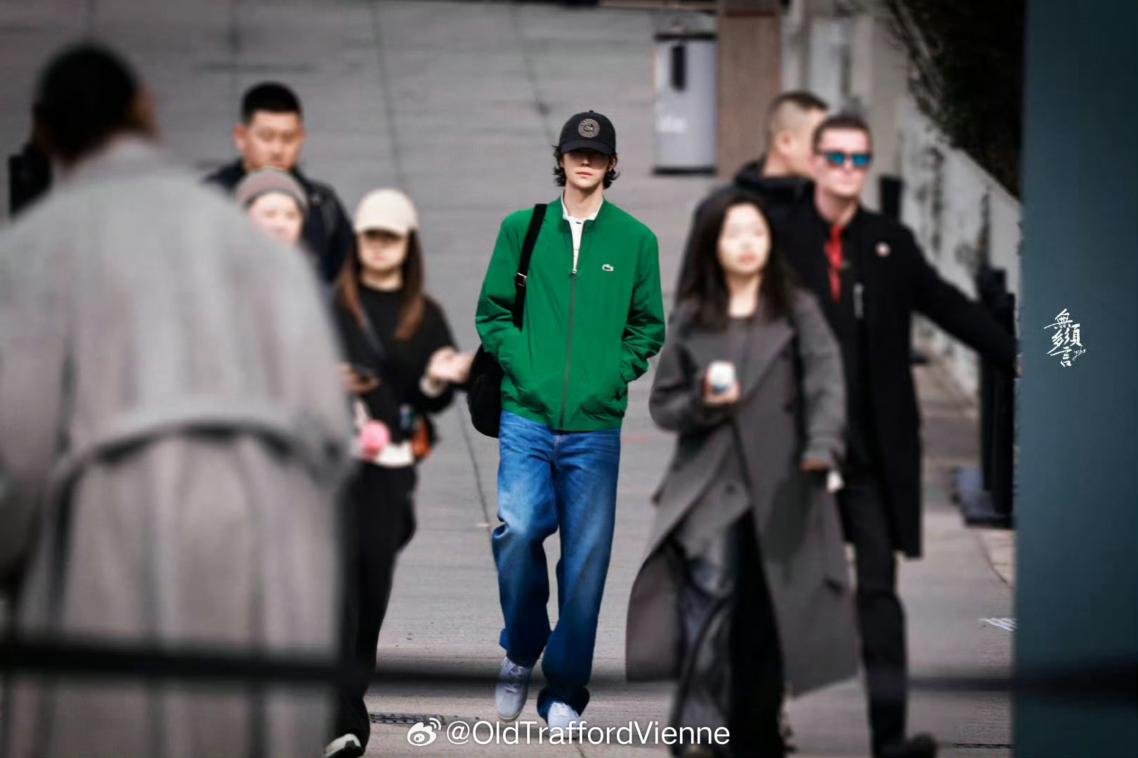去年时装周惊为天人的一张走路照片💚王一博巴黎时装周行程