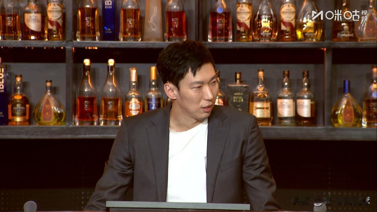 北京北汽巨星周琦真是太不适合打球了！在今天马刺主场迎战雷霆的西决G4中，咪咕视频
