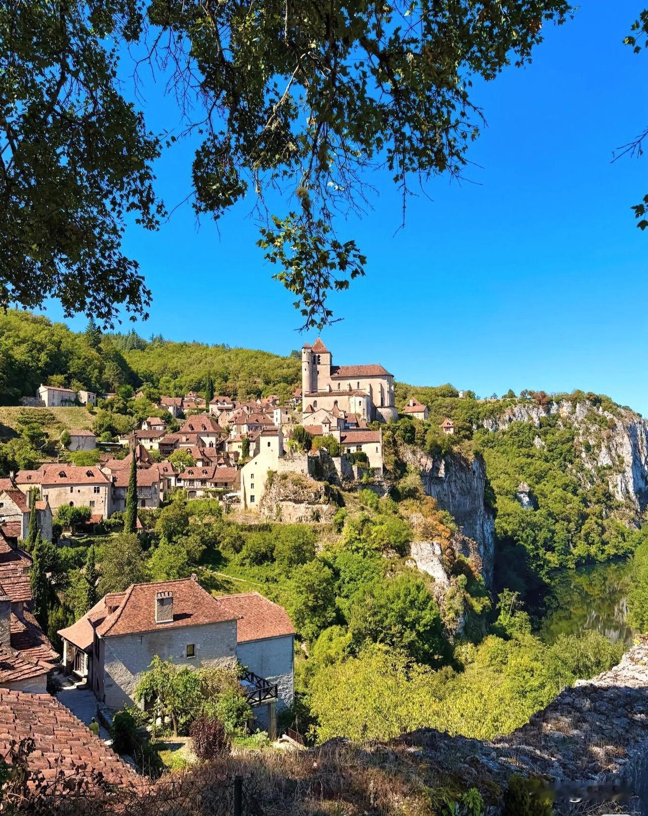 南法圣西尔克拉波皮。这些石头村庄一般都建在山顶，然后可以俯瞰翠绿河谷。
赭石色和