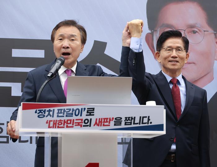 前共同民主党代表孙鹤圭公开力挺金文洙，称“只有他能拯救韩国”

前共同民主党代表