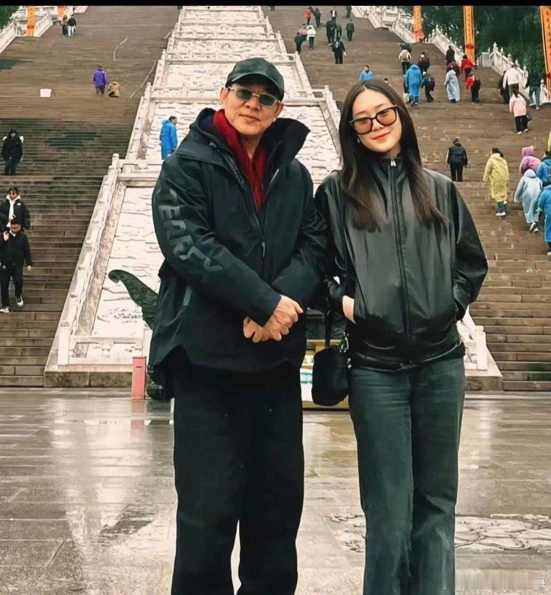 李连杰 再强的男人也是女儿奴 功夫再高，也敌不过女儿的一句撒娇，这样的“女儿奴”