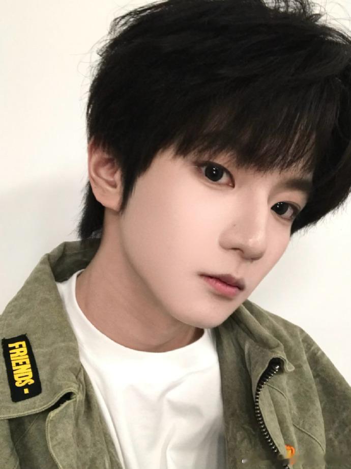 穆祉丞五宫格自拍照穆祉丞说onetap穆祉丞的五宫格自拍照杀疯了，每一张都透着满