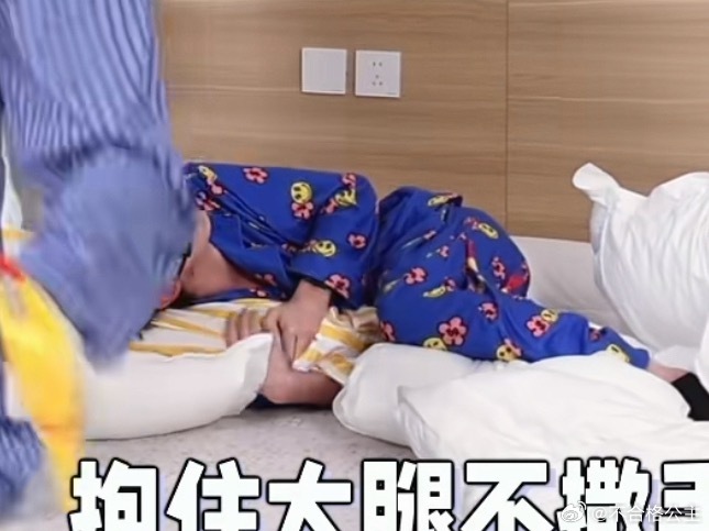 真服了，人家抓人都是蒙眼的大杀四方给人拎起来认人要么镇压在原地认人，而我家小吼粒