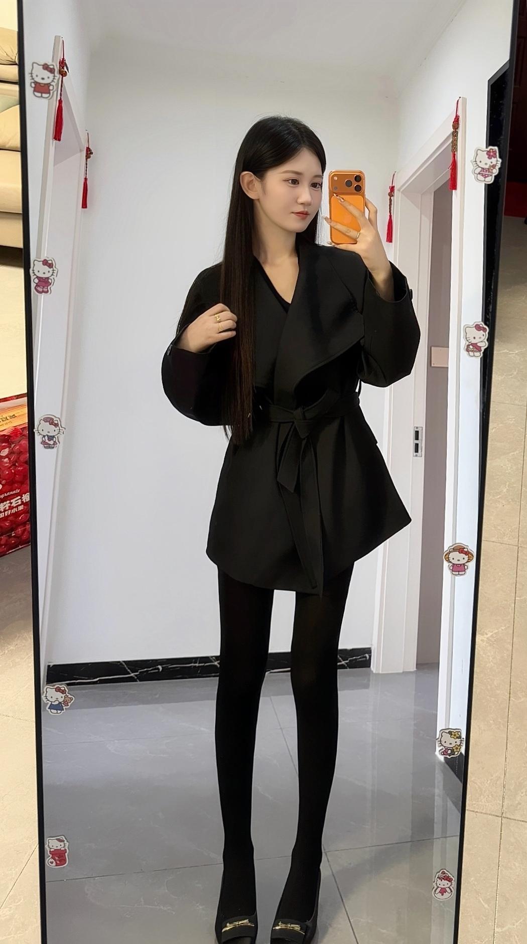 公司新来的实习生，优雅黑裙穿搭，简约而不失时尚感💃🏻✨