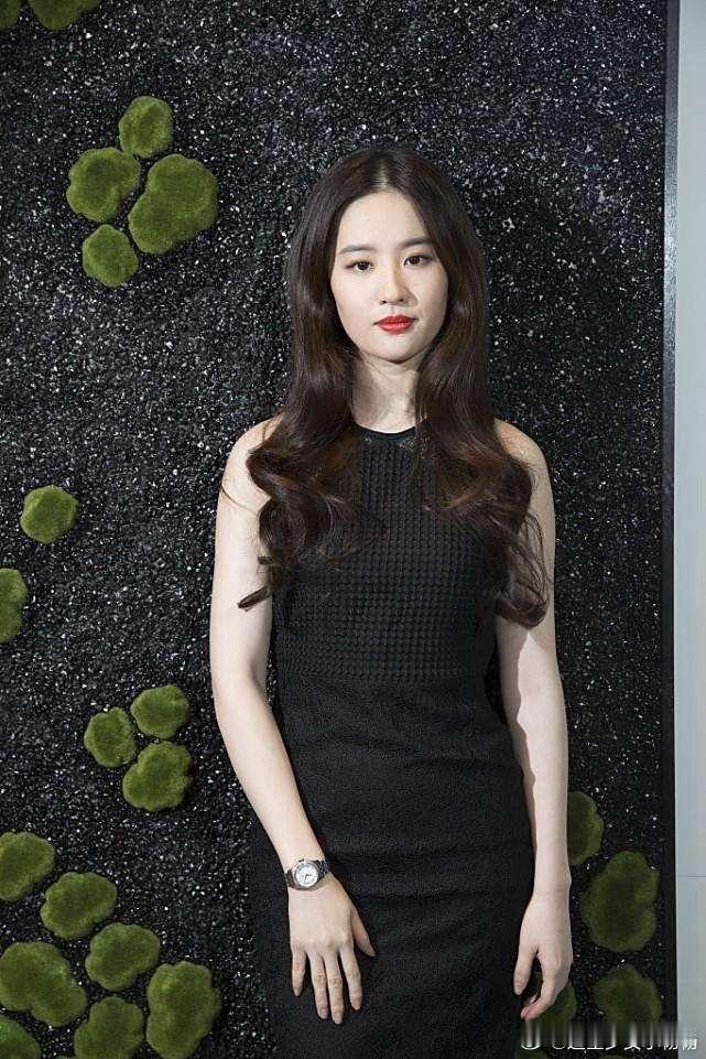 刘亦菲终于换风格！穿无袖修身裙配长卷发，美得像换了个人！ ​​​