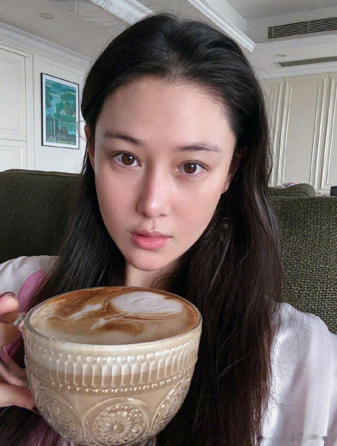 张馨予做咖啡拉花成功张馨予素颜自拍照 张馨予做咖啡拉花成功，咖啡变得好有艺术感！