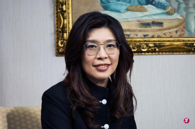郑丽文主席

这个女流，很不简单，很不一般
说不定，她能够带领台湾走出一条不一样