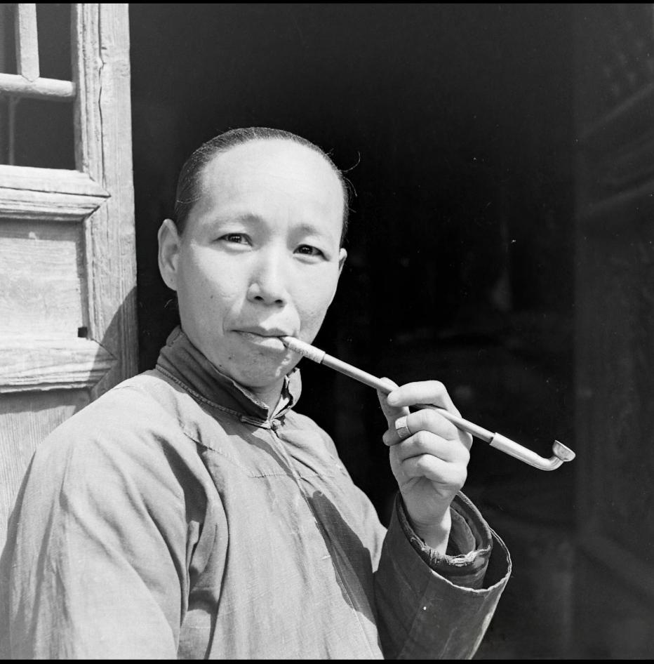 历史老相片分享看见这张照片上的老妇人，突然就想起了我姥姥。我姥姥也长这样的脸盘，