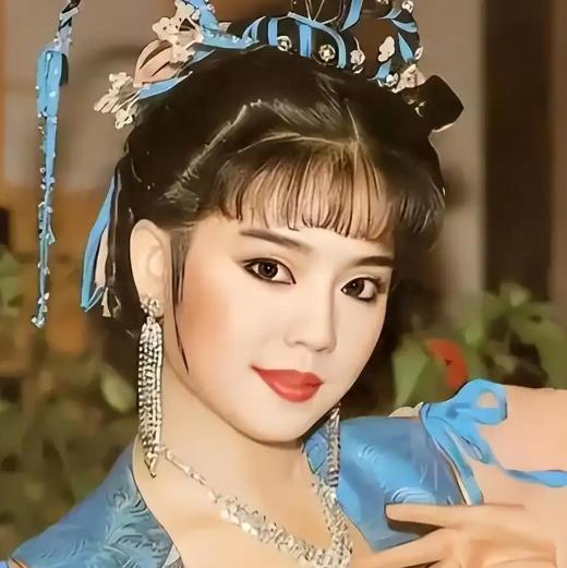 年轻时的狄莺的美貌太让人惊艳了。不管是古装还是现代装扮，都是十分有古典美。
然而
