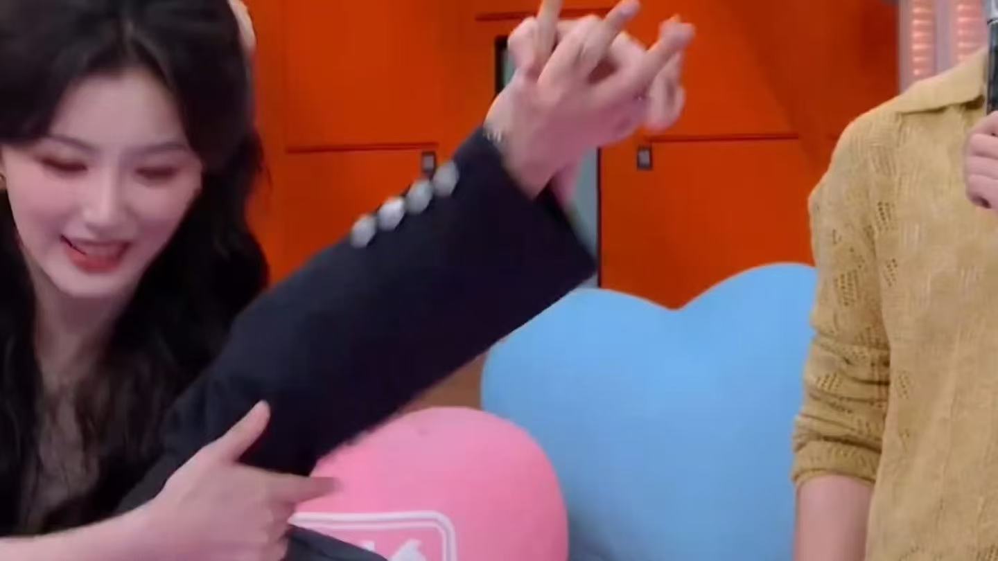 邓凯把孔雪儿扛在肩上就这个孔雪儿邓凯售后超级甜你好星期六不齐而俞这售后太好嗑，邓